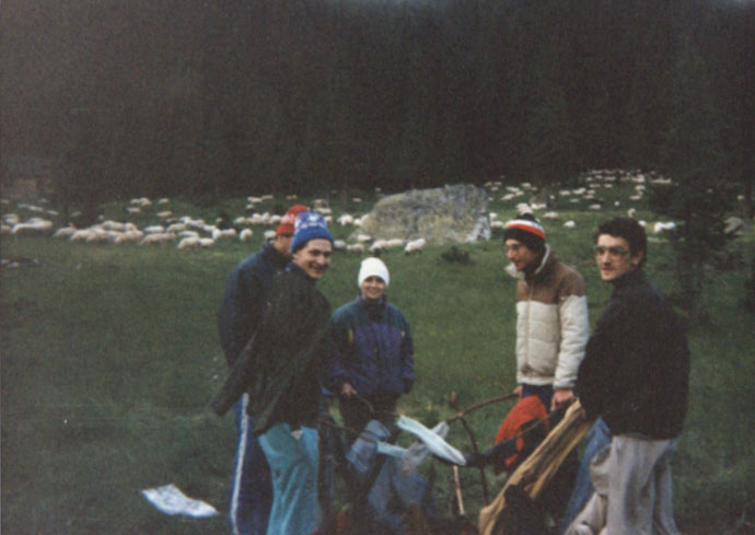 5_Roscu, eu, Florin si doi necunoscuti uscand ciorapi in Retezat.jpg